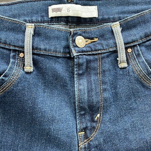 ⭐️HP⭐️ Sz6 Levi’s medium blue wash denim capris EUC - Picture 5 of 8